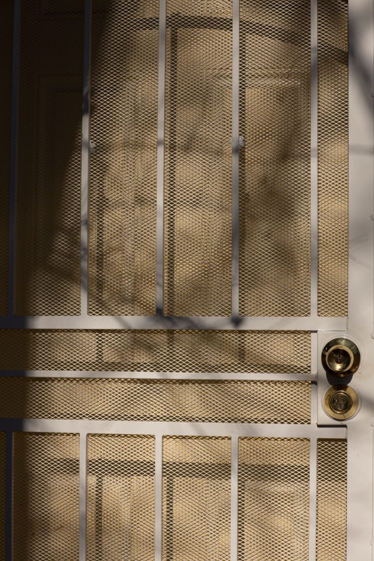Puerta de entrada de una vivienda con refuerzo metalico instalada por CN24 Cerrajeros en Valencia