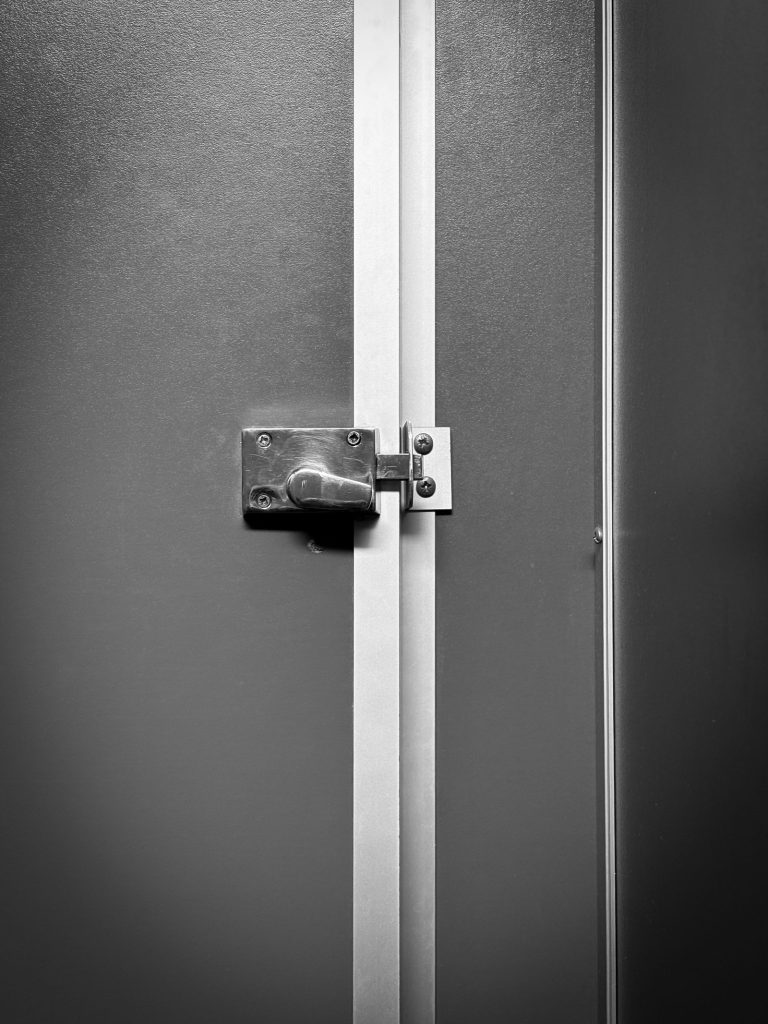 Puerta metalica de entrada cerrada como ejemplo de puerta acorazada instalada en Valencia